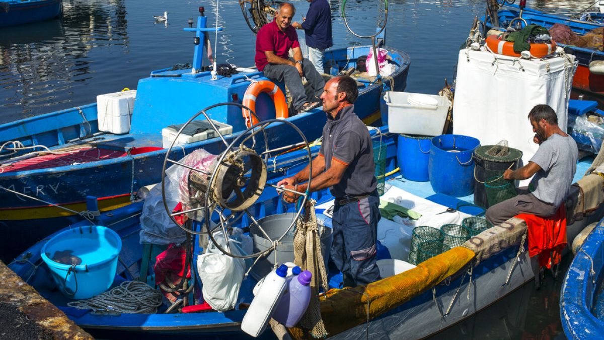 Pescatori contro la plastica