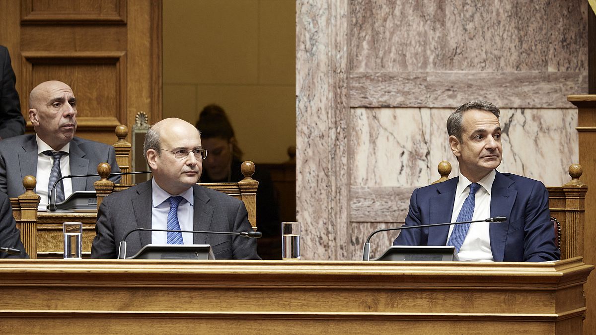 Ο πρωθυπουργός Κυριάκος Μητσοτάκης (Δ) και ο υπουργός Εθνικής Οικονομίας και Οικονομικών Κωστής Χατζηδάκης (Α), παρακολουθούν ομιλίες στη συζήτηση και ψήφιση του νομοσχεδίου τ