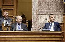 Ο πρωθυπουργός Κυριάκος Μητσοτάκης (Δ) και ο υπουργός Εθνικής Οικονομίας και Οικονομικών Κωστής Χατζηδάκης (Α), παρακολουθούν ομιλίες στη συζήτηση και ψήφιση του νομοσχεδίου τ