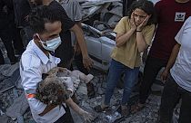 Una niña palestina reacciona cuando sacan a un niño de los escombros de un edificio después de un ataque aéreo en Jan Yunis, Franja de Gaza, el sábado 21 de octubre de 2023.