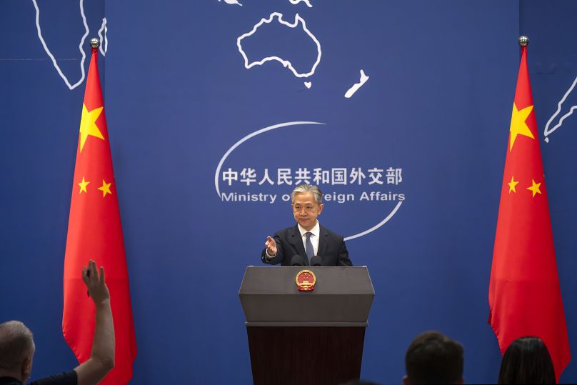 Il portavoce del ministero degli Esteri cinese Wang Wenbin durante una conferenza stampa a Pechino