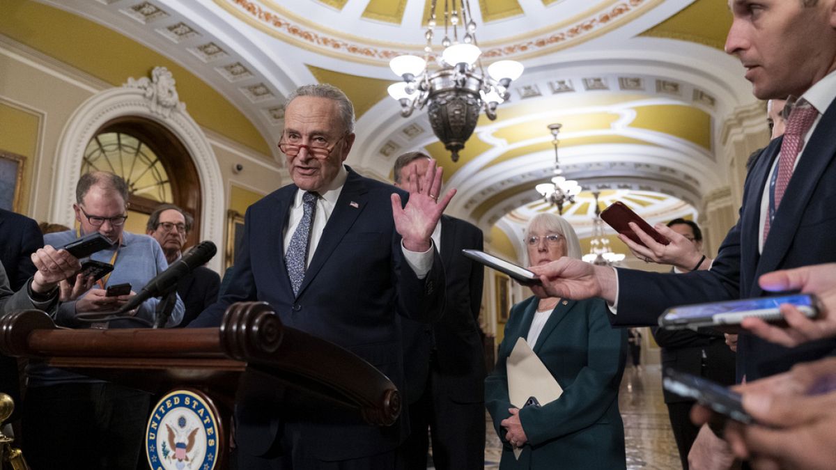 El portavoz demócrata en el Senado, Chuck Schumer, advirtió del riesgo de dejar caer a Ucrania