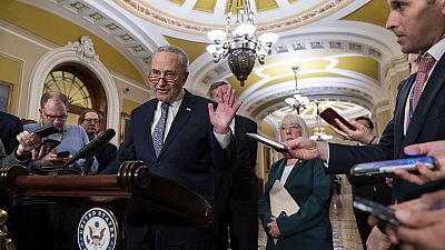 Лидер большинства в Сенате демократ Чак Шумер, сенатор от штата Нью-Йорк, беседует со СМИ после обеда по вопросам демократической политики в Сенате во вторник, 5 декабря 2023 
