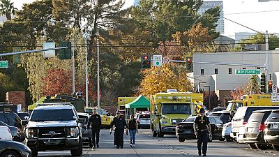 Los equipos de emergencia responden a un tiroteo en el campus de la Universidad de Nevada, Las Vegas, en Las Vegas, el 6 de diciembre de 2023. 