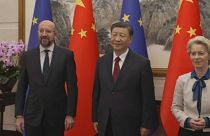 الرئيس الصيني شي (وسط) ورئيسة المفوضية الأوروبية فون دير لاين ورئيس مجلس الاتحاد الأوروبي ميشال في مستهل القمة الصينية ـ الأوروبية في بكين