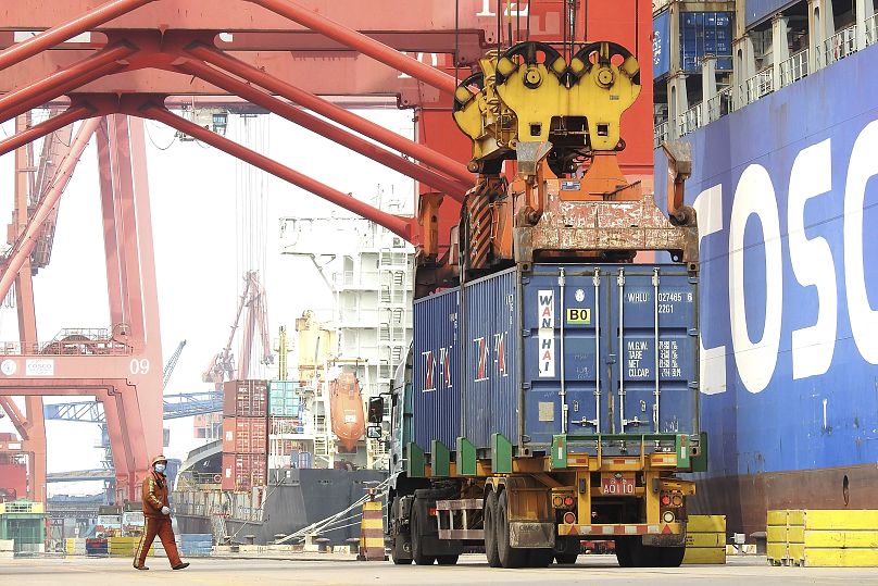 سفن وحاويات لنقل البضائع في ميناء ليانيونغانغ في شرق الصين