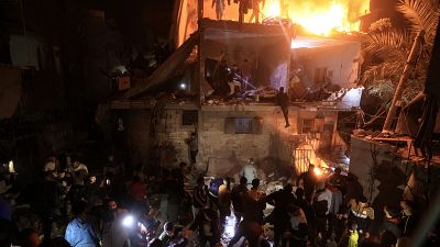 دمار وحريق بأحد المباني جراء القصف الإسرائيلي في غزة