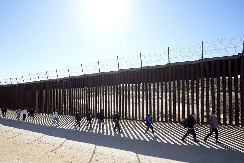 مهاجرون قطعوا الحدود من المكسيك إلى الولايات المتحدة الأمريكية