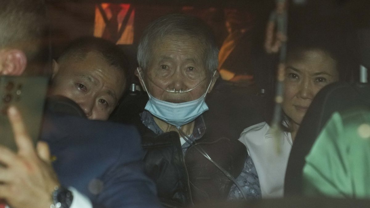 Alberto Fujimori acompañado por sus hijos a la salida del penal de Barbadillo en Perú