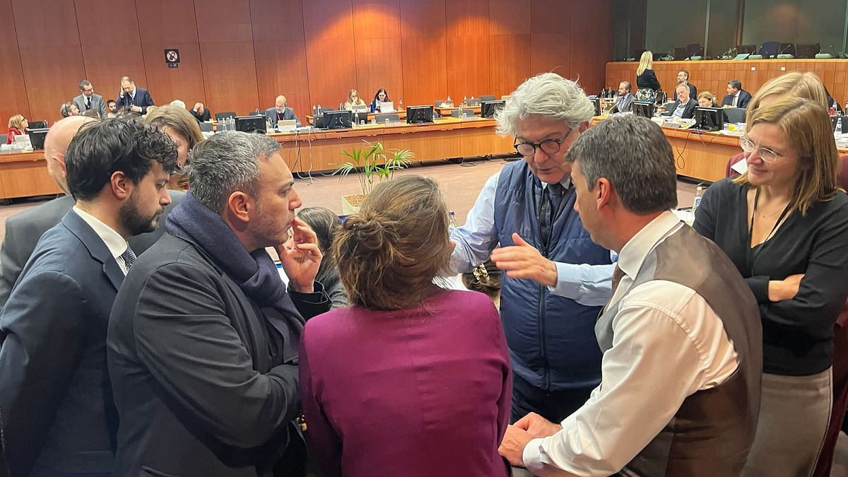 Uma fotografia publicada pela equipa do Comissário Breton retrata a maratona de conversações entre o Parlamento Europeu e o Conselho sobre a Lei da IA.