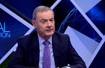 Ο David O'Sullivan, απεσταλμένος της Ευρωπαϊκής Ένωσης για τις κυρώσεις, μιλάει στο Euronews στις 7 Οκτωβρίου 2023.
