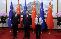 Il presidente del Consiglio europeo Charles Michel, il presidente della Commissione europea Ursula von der Leyen e il presidente cinese Xi Jinping
