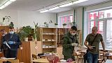 Ermittler arbeiten am Tatort der Schießerei in einem Klassenzimmer einer Schule in Brjansk, Russland.