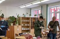 Ermittler arbeiten am Tatort der Schießerei in einem Klassenzimmer einer Schule in Brjansk, Russland.