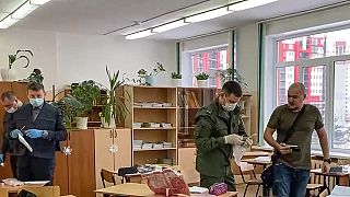 Ermittler arbeiten am Tatort der Schießerei in einem Klassenzimmer einer Schule in Brjansk, Russland.