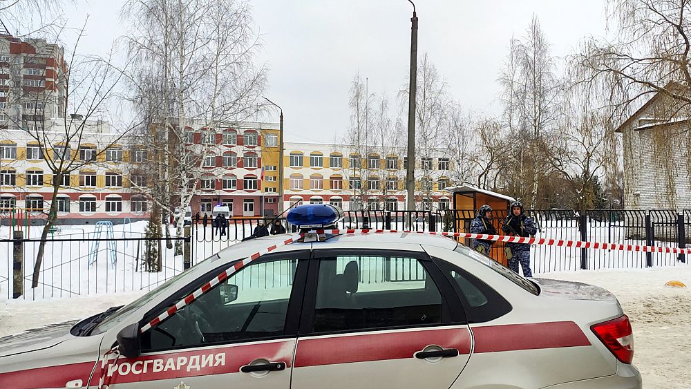 Стрелба в училище в Русия: 14-годишно момиче уби приятел, преди да се самоубие