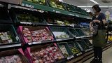 Vásárló egy londoni szupermarketben