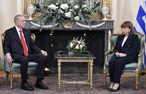 رئيسة اليونان كاترينا ساكيلاروبولو ونظيرها التركي رجب طيب إردوغان خلال لقائهما في القصر الرئاسي في أثينا، اليونان.