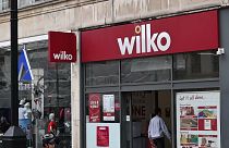 Un ciclista passa davanti a una filiale di Wilko a Londra