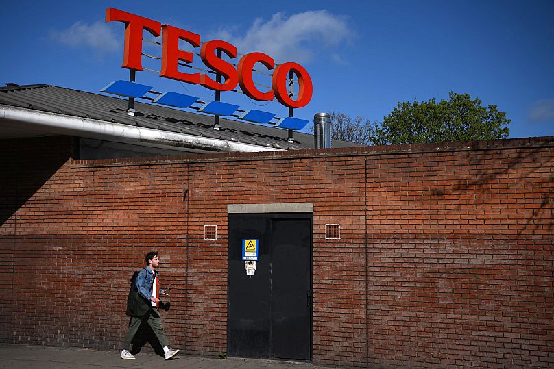 Ein Fußgänger passiert eine Filiale der britischen Supermarktkette Tesco im Osten Londons am 13. April 2023. Großbritanniens größter Einzelhändler, der Supermarktkonzern Tesco