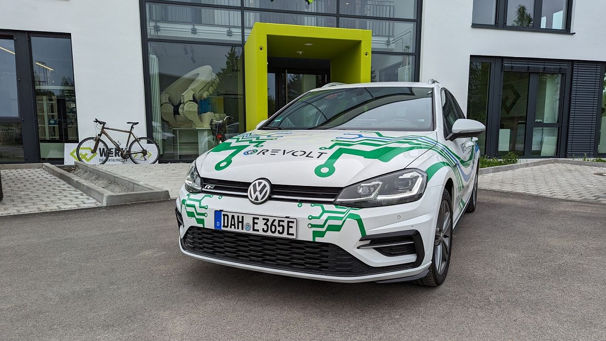 La start-up allemande e-Revolt affirme pouvoir transformer une voiture à moteur à combustion interne en un véhicule électrique en moins d'une journée.