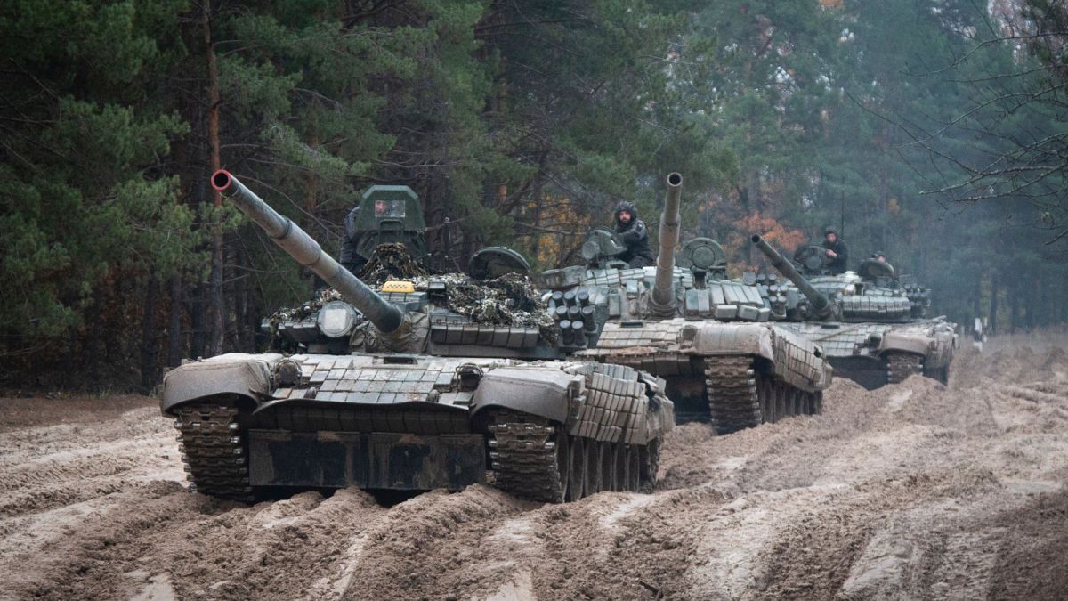  سربازان اوکراینی سوار بر تانک‌‌ در نزدیک مرز اوکراین و بلاروس