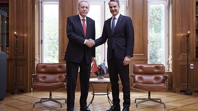 Ο Έλληνας πρωθυπουργός Κυριάκος Μητσοτάκης υποδέχεται τον Πρόεδρο της Τουρκίας Ταγίπ Ερντογάν, κατά τη διάρκεια συνάντησής τους στο Μέγαρο Μαξίμου