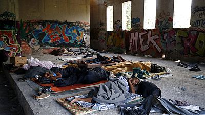 Migranti dormono accampati sulla rotta balcanica