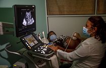 Hamile bir kadını ultrasona ile inceleyen bir doktor (arşiv)