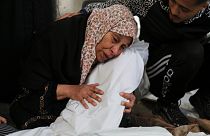 أم فلسطينية تودع ابنها بعد قصف إسرائيلي في رفح، قطاع غزة