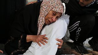 أم فلسطينية تودع ابنها بعد قصف إسرائيلي في رفح، قطاع غزة