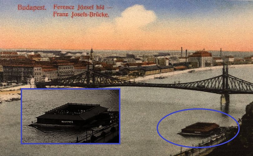 Eredeti fotón és képeslapon az úszóházak egyike a Szabadság híd és az Erzsébet híd között, a budai oldalon