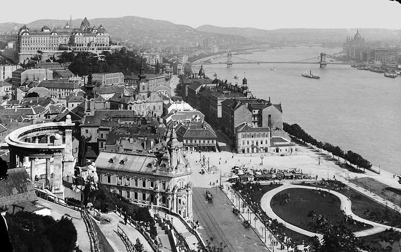 A mára teljesen eltűnt Döbrentei tér a Gellérthegyről - 1904