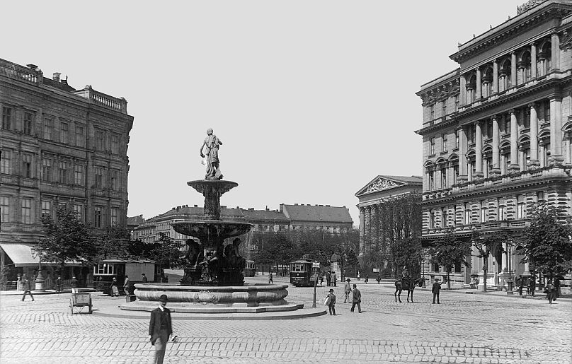 1905-ben még a Kálvin téren állt a Danubius-kút, mellette jobbra Ybl saját palotája