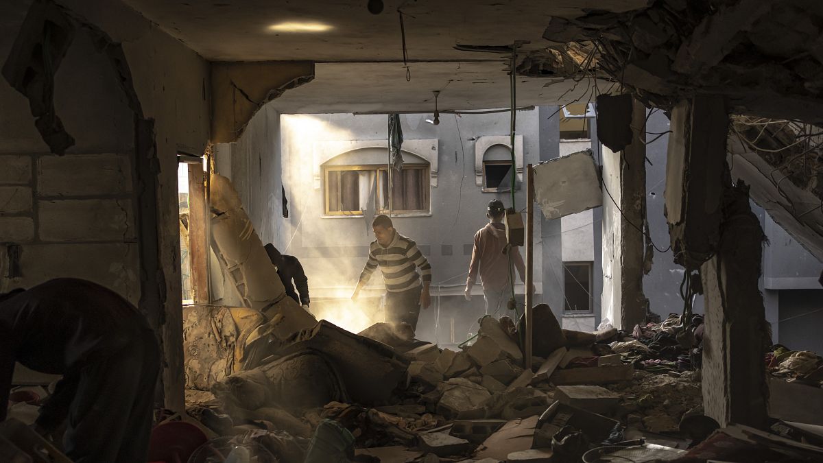 palesztinok kutatnak át egy izraeli légitámadásban lerombolt épületet Rafahban