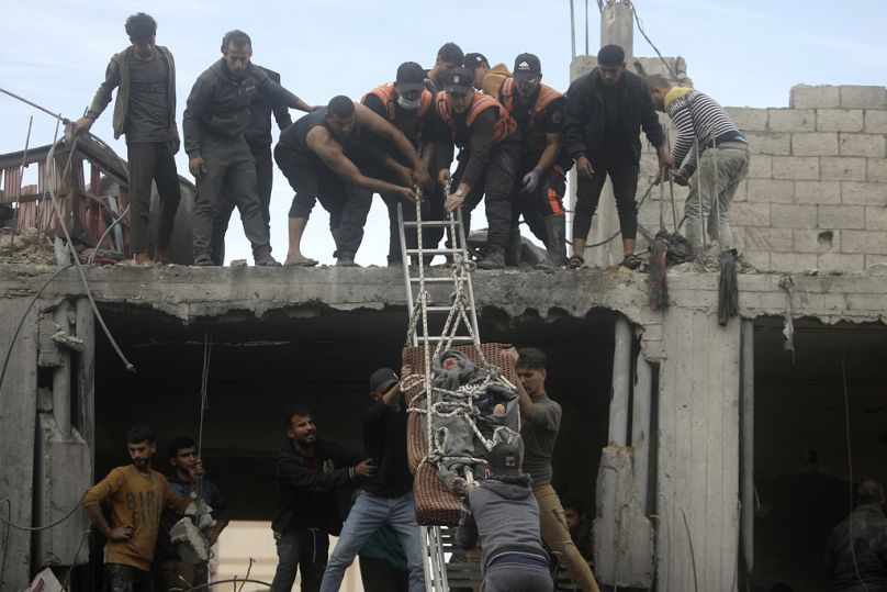 Han Yunus'ta İsrail'in hava saldırıları sonucu yıkılan bir binada kurtarma çalışmaları