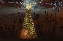 La place Sophia de Kyiv illuminée par son sapin de Noël