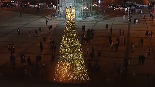La place Sophia de Kyiv illuminée par son sapin de Noël