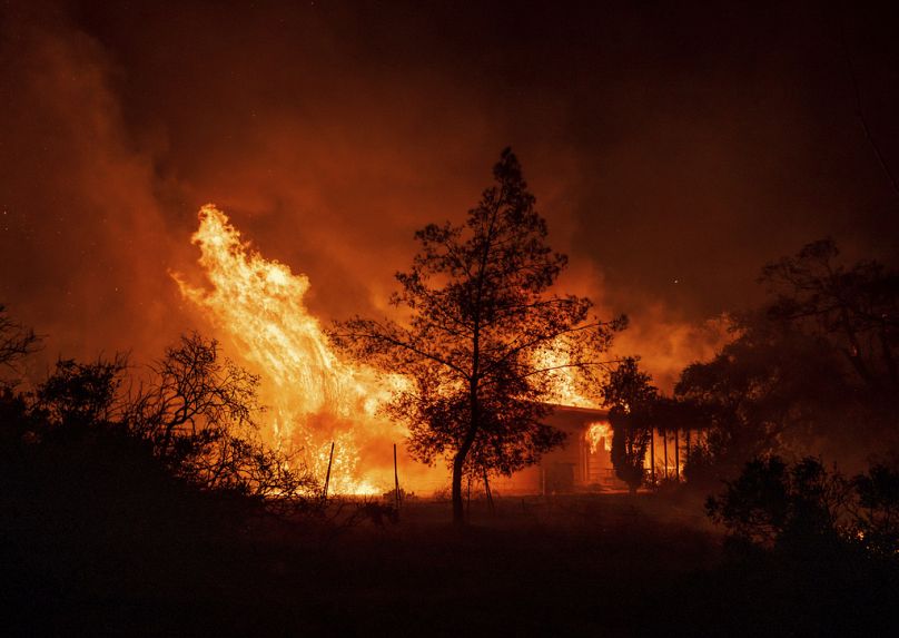 A Highland Fire erdőtűz a kaiforniai Aguangában, 2023. október 30-án