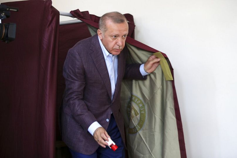 ARCHÍV: Erdogan egy isztambuli szavazóhelyiségben, a 2019. júniusi elnökválasztáskor