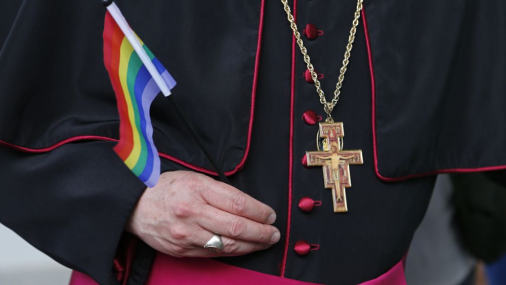 Did Pope Francis wear a rainbow cross to express support for the LGTBQ+ community? thumbnail