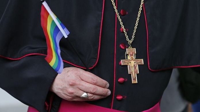 Did Pope Francis wear a rainbow cross to express support for the LGTBQ+ community?