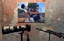 Lübnan'da İsrail tankından açılan ateşle 13 Ekim'de öldürülen Reuters kameramanı İssam Abdullah'ın posteri, kana bulanan fotoğraf makines, ve tripodu