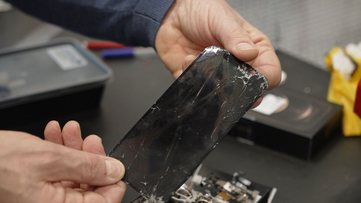 ‘Replacing is the norm’: How hard is it to repair your smartphone? thumbnail