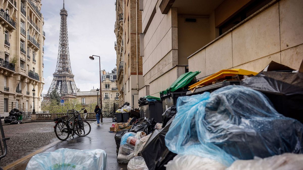 From bedbugs to bomb hoaxes, should tourists avoid Paris? I live in the city and here's the reality thumbnail