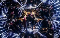 Les gens se tiennent dans un kaléidoscope géant, une installation de l'artiste français Guillaume Marmin pendant la Fête des Lumières.