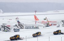 Το πυροσβεστικό κλιμάκιο των Υπηρεσιών Ασφαλείας Αεροδρομίου (SSA) απομακρύνει με εκχιονιστικά μηχανήματα το χιόνι από τον διάδρομο προσγείωσης και απογείωσης στο αεροδρόμιο της Γενεύης, στη Γενεύη της Ελβετίας, 1 Μαρτίου 2018\. 