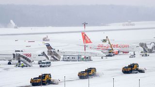 Το πυροσβεστικό κλιμάκιο των Υπηρεσιών Ασφαλείας Αεροδρομίου (SSA) απομακρύνει με εκχιονιστικά μηχανήματα το χιόνι από τον διάδρομο προσγείωσης και απογείωσης στο αεροδρόμιο της Γενεύης, στη Γενεύη της Ελβετίας, 1 Μαρτίου 2018\. 