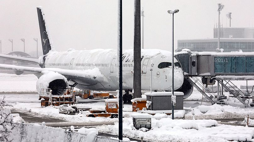 Un avión de Lufthansa estacionado en el aeropuerto nevado de Munich, Alemania, el 2 de diciembre de 2023.