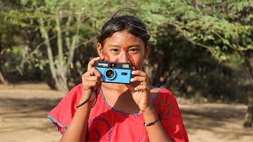 Η Manuela, 13 ετών, από την κοινότητα των ιθαγενών Wayuu, φωτογραφίζεται.